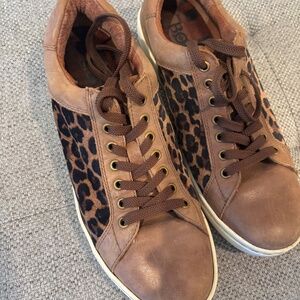 Born 9 Sur Leopard print lace up leather sneakers